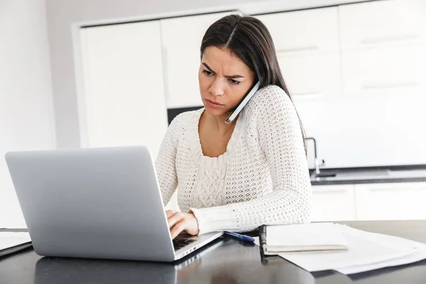 Attraktive junge Frau arbeitet mit Laptop-Computer — Stockfoto