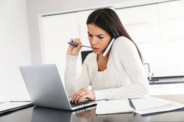 Attrayant jeune femme travaillant avec ordinateur portable — Photo