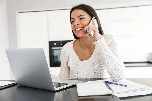 Aantrekkelijke jonge vrouw werken met laptop computer — Stockfoto