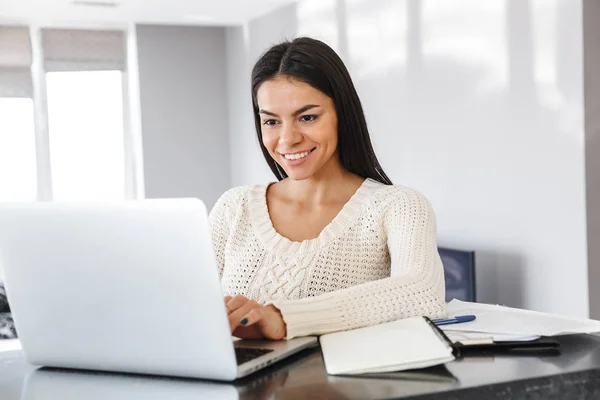 Atractiva joven mujer que trabaja con ordenador portátil — Foto de Stock