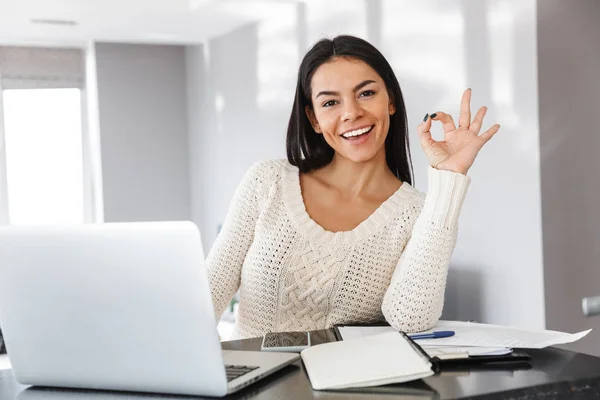Attractive young woman working with laptop computer — Stock Photo, Image