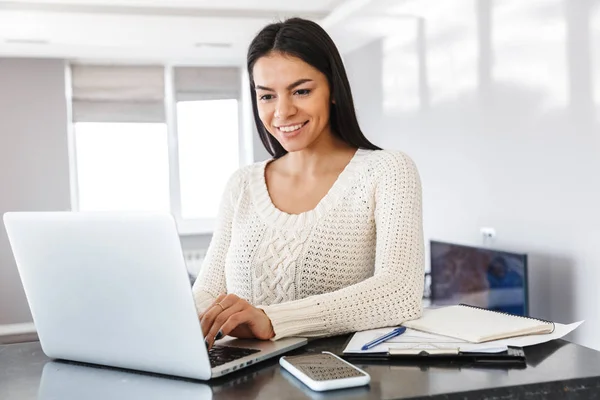 Atractiva joven mujer que trabaja con ordenador portátil — Foto de Stock