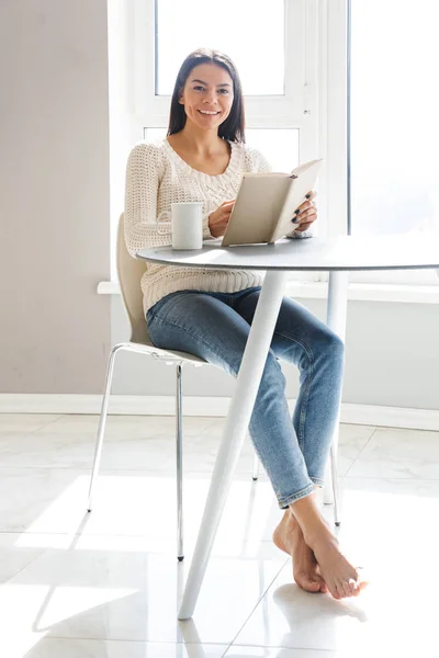 Attraktive junge Frau liest Buch — Stockfoto