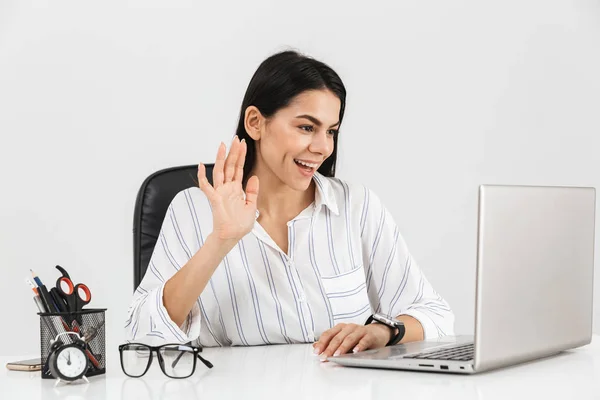 Foto av charmig brunett affärskvinna med hjälp av laptop i Office — Stockfoto