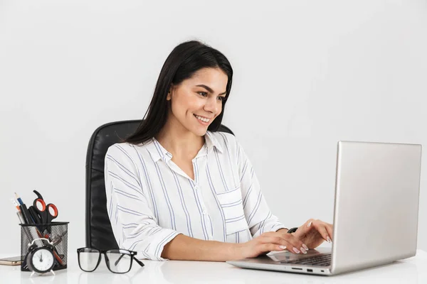 Foto der jungen brünetten Geschäftsfrau, die auf Laptop in offic arbeitet — Stockfoto