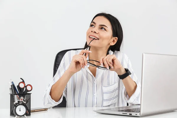 Foto de encantadora mulher de negócios morena trabalhando no laptop em de — Fotografia de Stock