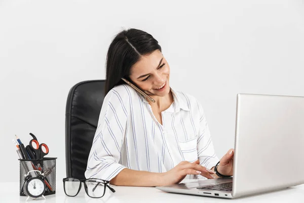 Foto van succesvolle brunette zakenvrouw 30s spreken op slimme — Stockfoto