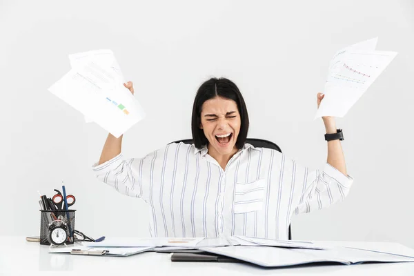 Foto van nerveuze brunette zakenvrouw 30s schreeuwen en stress — Stockfoto