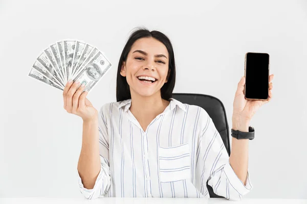 Foto einer glücklichen Geschäftsfrau mit Smartphone und Ventilator — Stockfoto