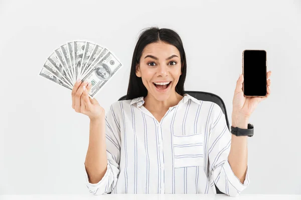 Foto einer überraschten Geschäftsfrau mit Smartphone und Ventilator — Stockfoto