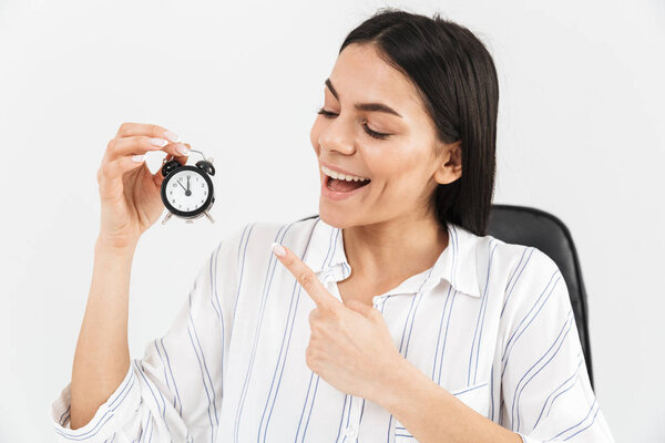 Фото успешной деловой женщины 30-х годов, радующейся, сидя в
