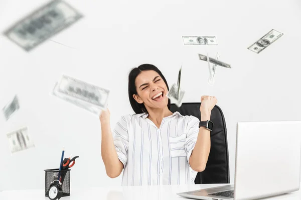 Foto einer erfolgreichen Geschäftsfrau, die sich freut, während sie im Arm sitzt — Stockfoto