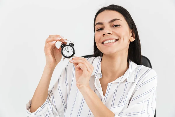 Foto de feliz empresária dos anos 30 regozijando-se enquanto sentado em armc — Fotografia de Stock