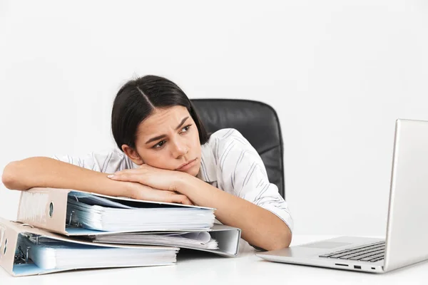 Foto de la confusa mujer de negocios morena de 30 años sentada en la mesa wi — Foto de Stock