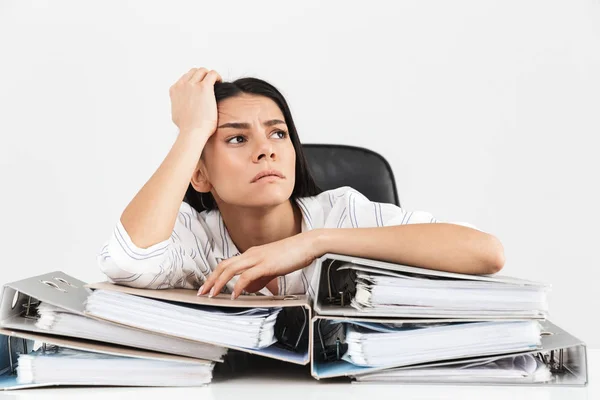 Photo of upset brunette businesswoman 30s working and sitting in — Stock Photo, Image