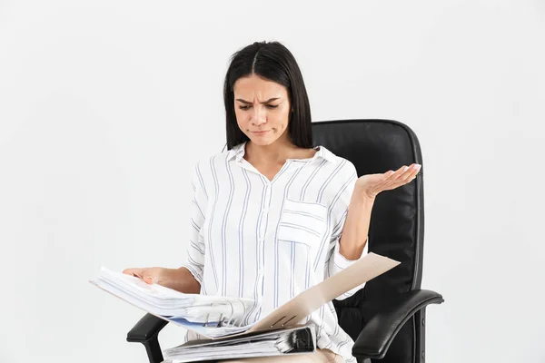 Photo of puzzled brunette businesswoman 30s smiling and holding — Stock Photo, Image