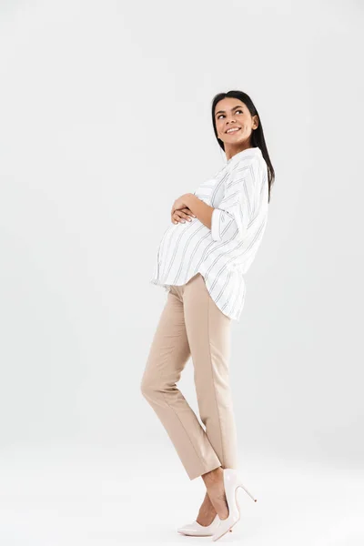 Foto de larga duración de la mujer de negocios embarazada europea de 30 años sonriendo — Foto de Stock