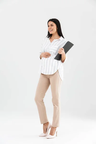 Full length photo of young pregnant businesswoman 30s holding cl — Stock Photo, Image