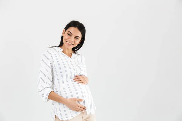 Bild av positiv gravid kvinna 30s leende och röra vid hennes bi — Stockfoto