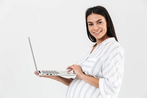 Imagen de mujer embarazada atractiva de 30 años con el vientre grande sonriendo un —  Fotos de Stock