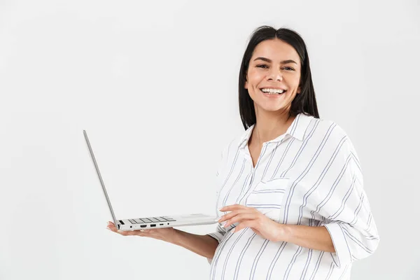 Imagem de mulher grávida bem sucedida de 30 anos com barriga grande sorrindo um — Fotografia de Stock