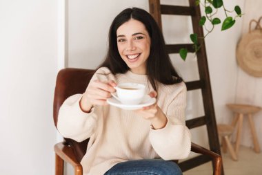 Br sahip iken kahve içme sevimli esmer kadın Görüntü