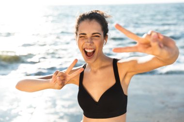 Egzersiz sonrası dinlenen çekici gülümseyen sporcu