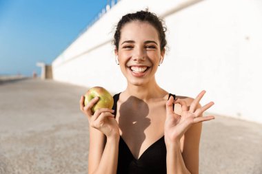 Egzersiz sonrası dinlenen çekici gülümseyen sporcu