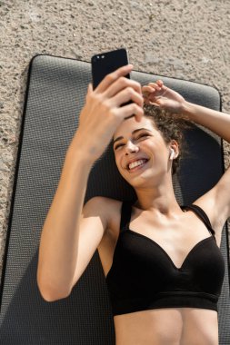 Gülümseyen genç atlet kadın üst görünümü