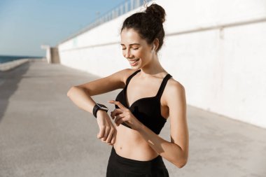 Çekici genç atlet kadın spor giyim giyiyor