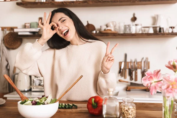 Sebze i ile salata pişirme neşeli esmer kadın Resmi — Stok fotoğraf