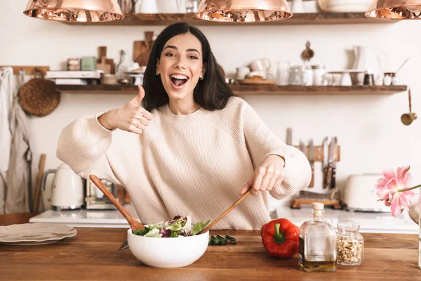 Kép a boldog barna nő főzés saláta zöldségekkel — Stock Fotó