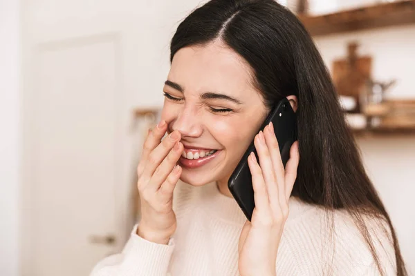 Picture of adorable brunette woman 30s laughing while talking on — Stock Photo, Image