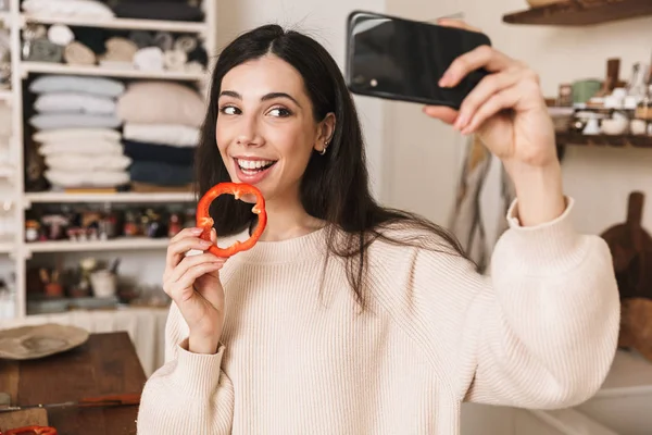 Retrato de mujer morena adorable de 30 años tomando foto selfie en s —  Fotos de Stock