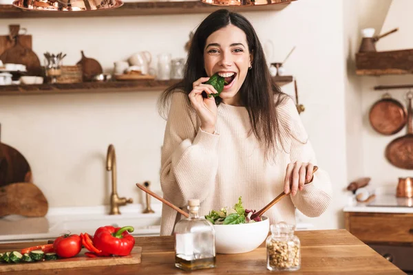 Bild av kaukasiska brunett kvinna äta hälsosam grönsallad wit — Stockfoto
