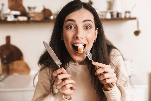 Imagen de mujer morena atractiva de 30 años desayunando y eati — Foto de Stock