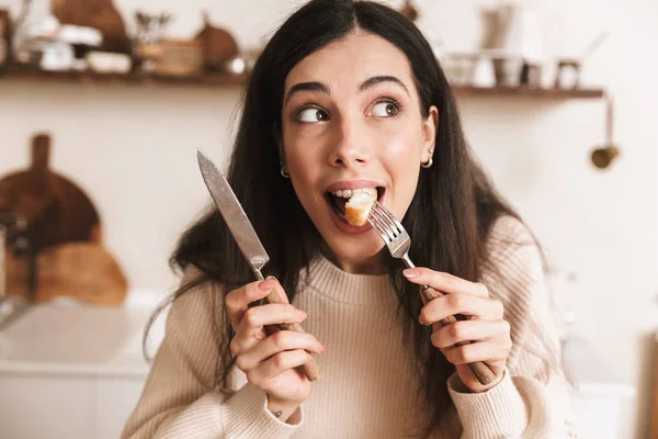 Imagen de contenido morena mujer de 30 años desayunando y comiendo — Foto de Stock