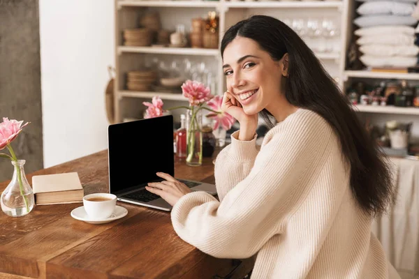Fotó a kaukázusi barna nő 20s segítségével laptop számítógép k — Stock Fotó