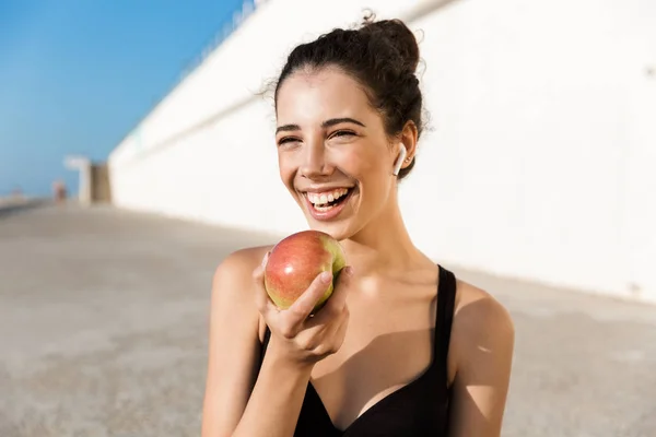 Atractiva deportista sonriente descansando después del entrenamiento — Foto de Stock