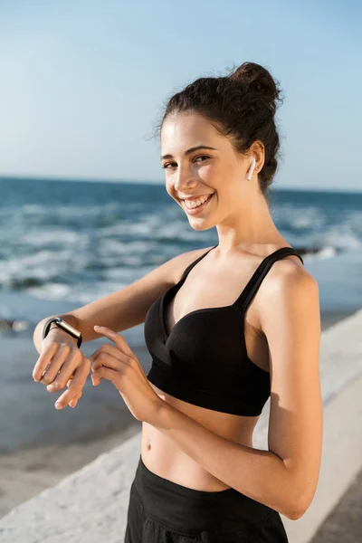 Attraente giovane atleta donna che indossa abbigliamento sportivo — Foto Stock