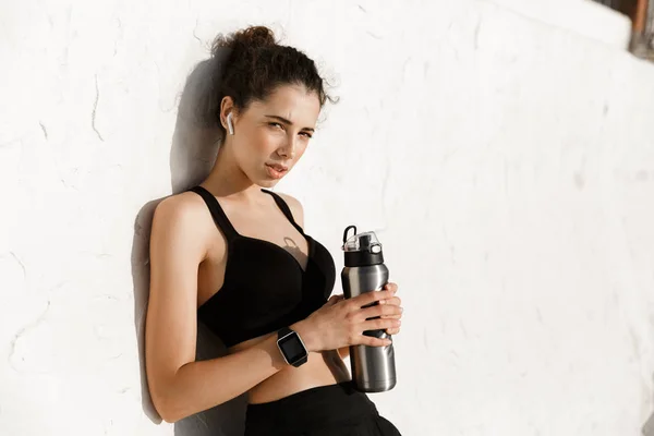 Attractive fit sportswoman resting after workout — Stock Photo, Image