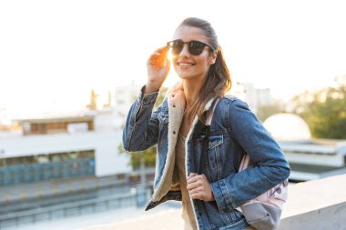 güzel bir genç kadın giyim ceket