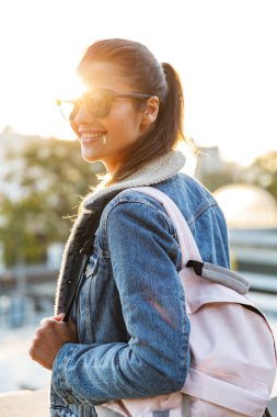 güzel bir genç kadın giyim ceket