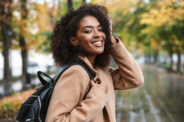 Krásná mladá Africká žena, která nosí kabát venku — Stock fotografie