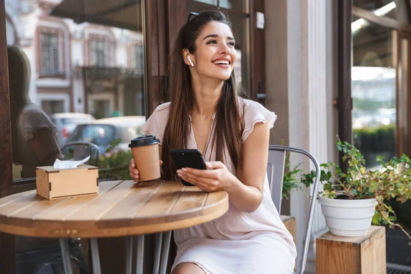 Smiling pretty woman sitting at the cafe outdoors — Stock Photo, Image