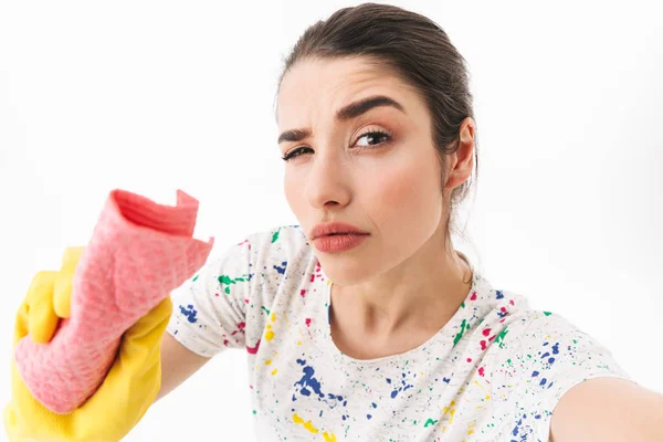 Foto de mulher bonita 20s vestindo luvas de borracha amarela pano enquanto — Fotografia de Stock