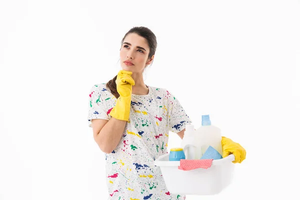 Sarı lastik eldiven hol giyen sevimli ev hanımı 20s Fotoğrafı — Stok fotoğraf