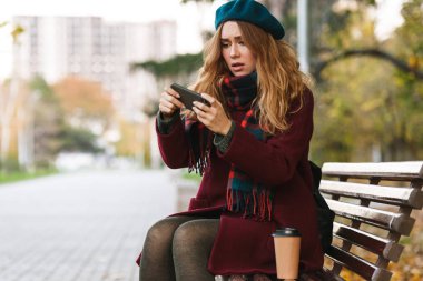 Güzel üzgün genç kadın ceket giyiyor