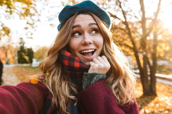 Jovencita alegre con el pelo castaño largo usando otoño — Foto de Stock