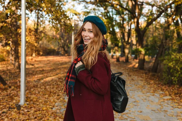 Joyeux jeune fille avec de longs cheveux bruns portant l'automne — Photo